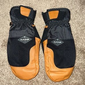 Dakine snowboard mittens, never worn. Men’s size L